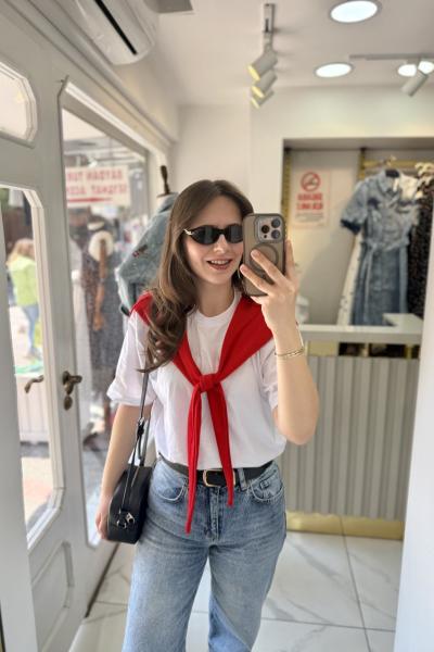 Kırmızı Şal Bağlama Detaylı Tshirt Beyaz