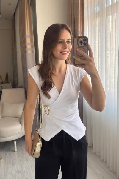 Kruvaze Yaka Tokalı Bluz Beyaz