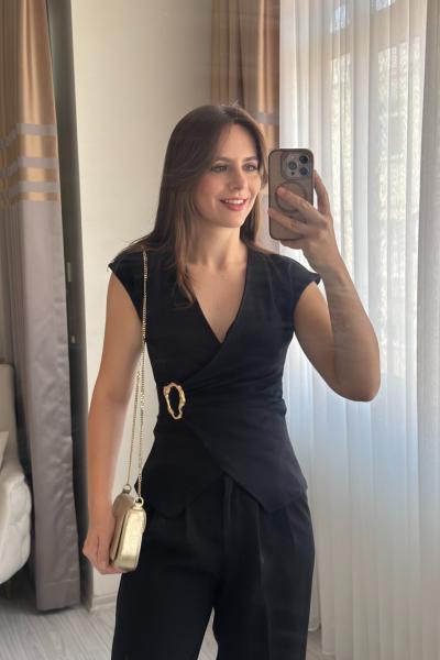 Kruvaze Yaka Tokalı Bluz Siyah